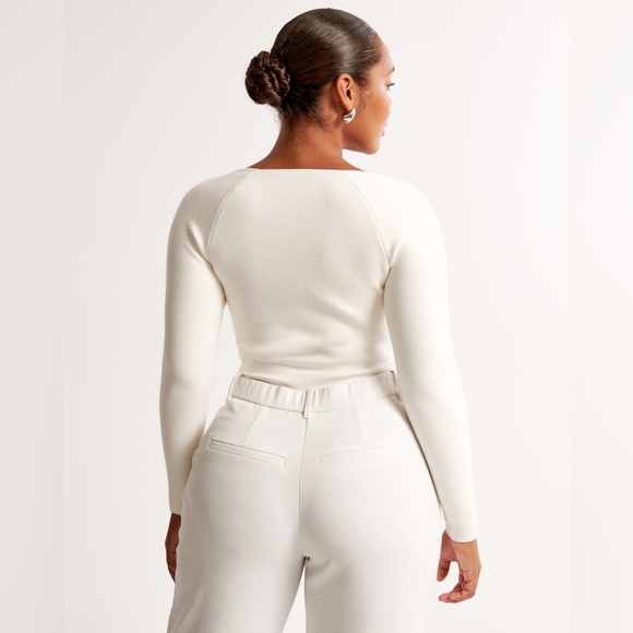 ⭐️SOLD⭐️NWT Abercrombie & Fitch Long-Sleeve Sweetheart Sweater Bodysuit - Picture 3 of 10